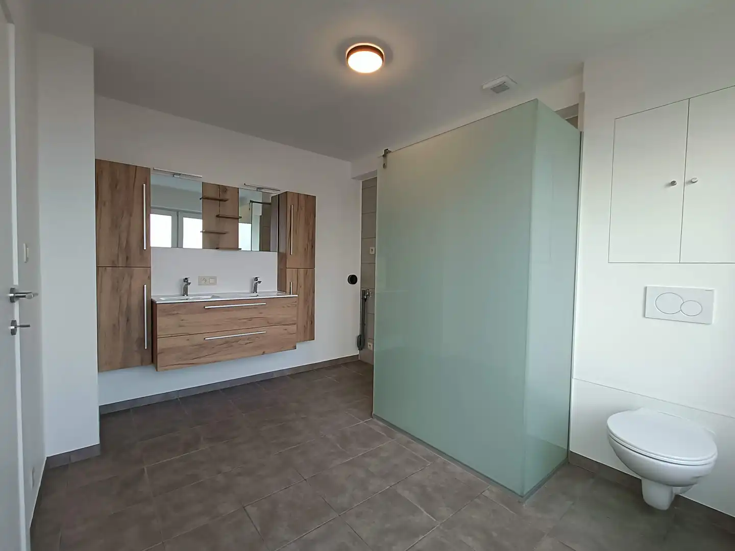 Instapklaar duplexappartement met 2 slpk, terras, garage & 2 parkeerplaatsen te huur in Bilzen foto 14