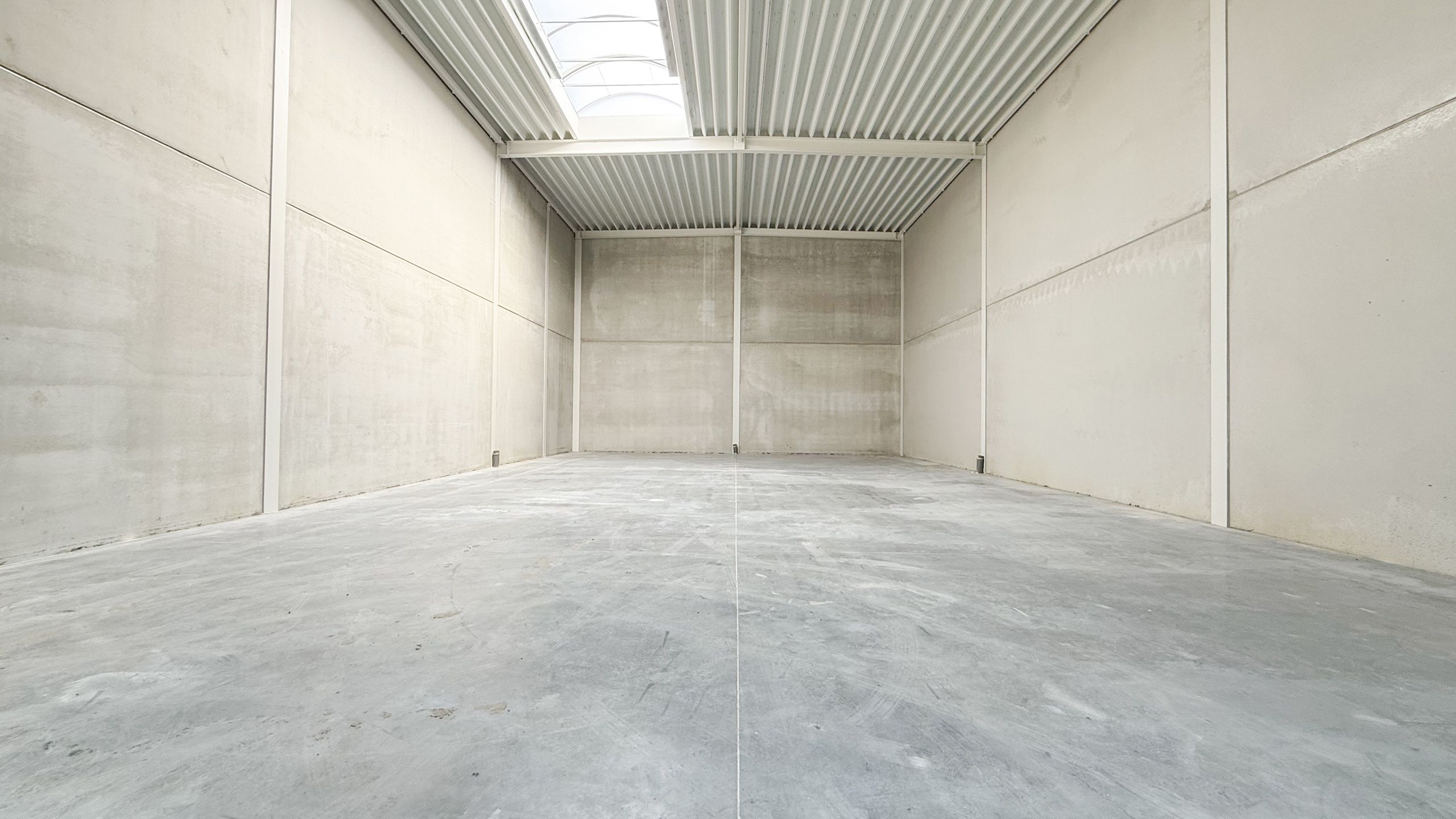 Ruime nieuwe loods te huur, centraal gelegen in KMO- zone! foto 4