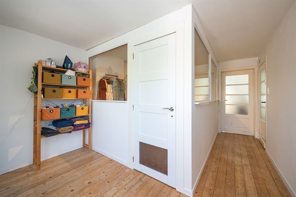 Leuke starterwoning met carport foto 21