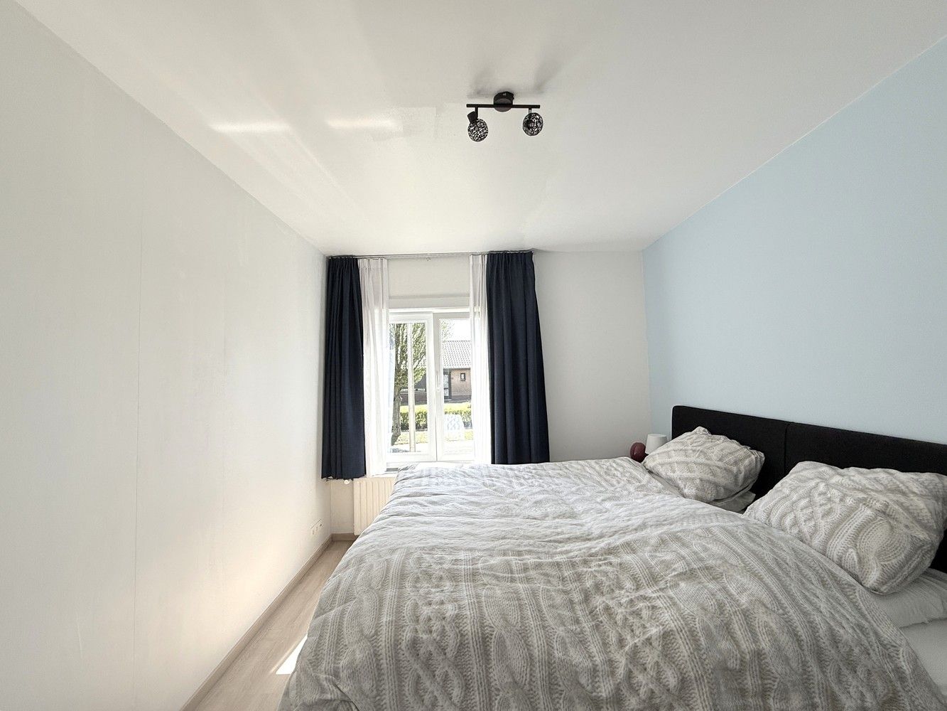 Instapklare woning met 3 slaapkamers en een gezellige tuin op toplocatie in Hoeselt te huur! foto 11