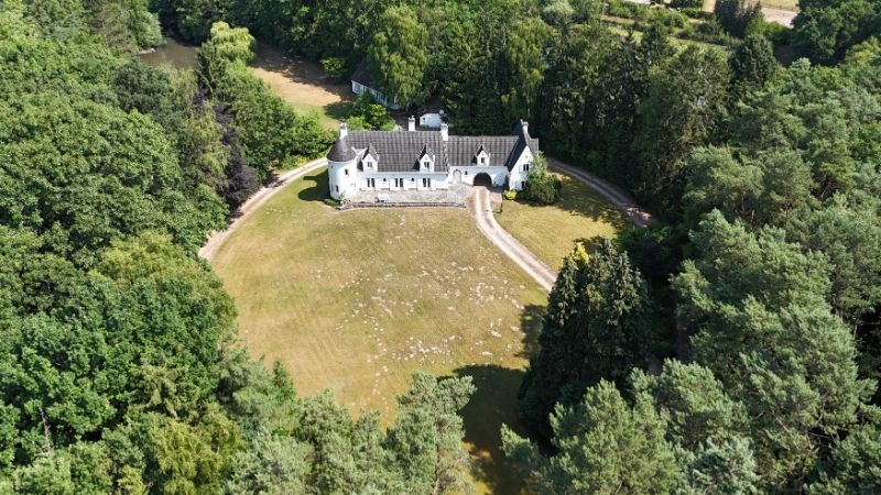 Kasteelvilla met bijgebouw op uniek domein 1 hectare 71 are met grote vijver foto 12