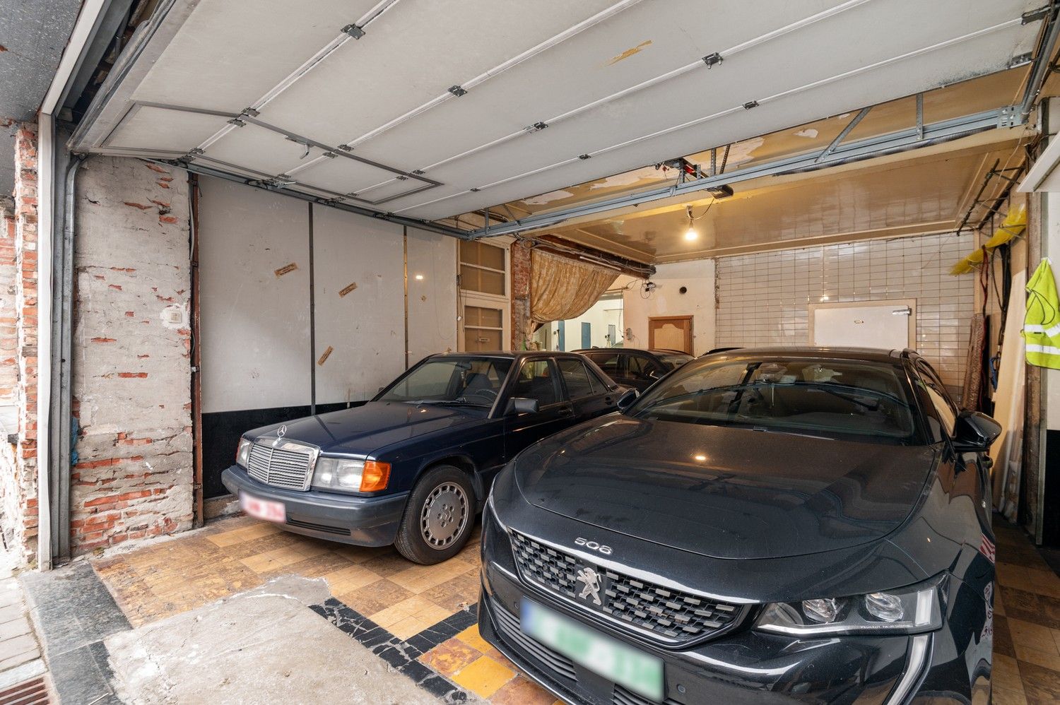 Opbrengsteigendom met een groot magazijn en 3 appartementen te koop! foto 6