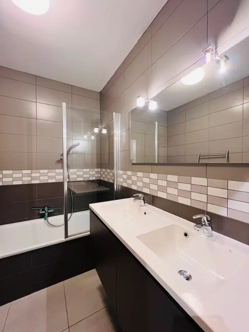 Meer dan een driekamerappartement met een ruim terras in het hart van Wenduine. foto 15