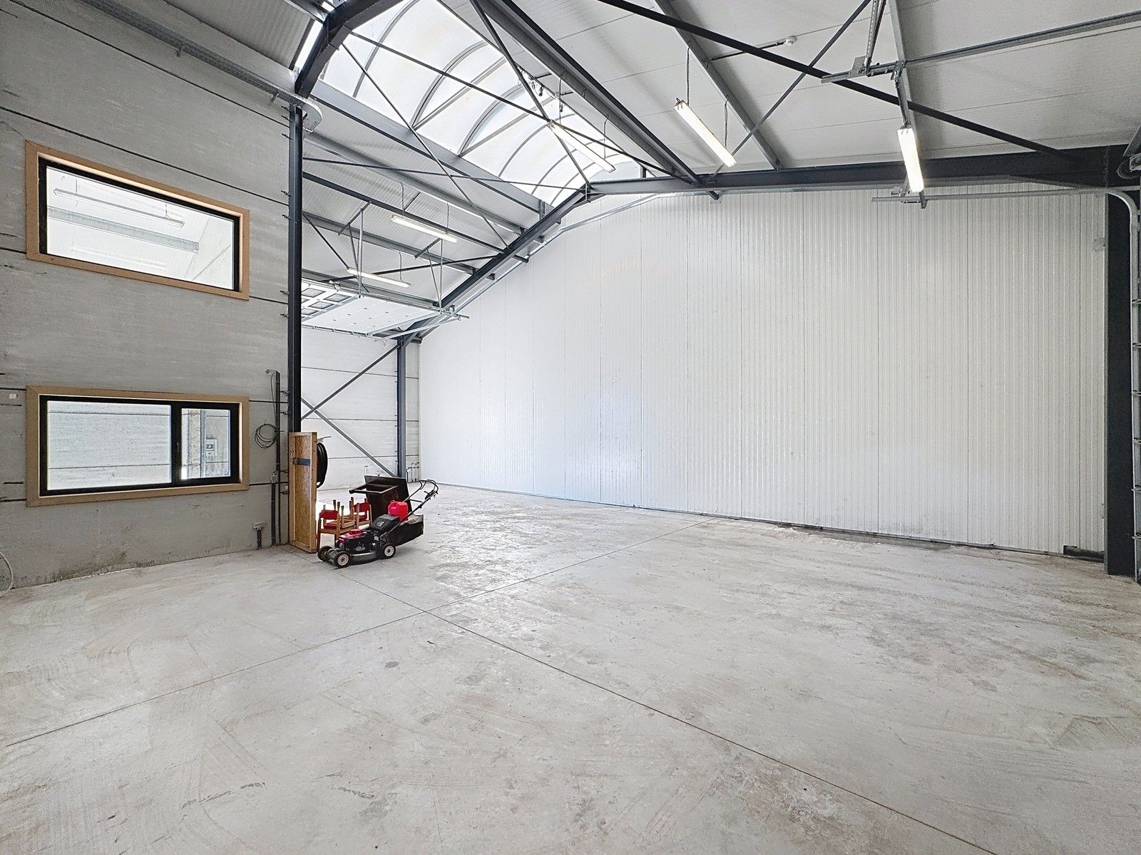 Instapklaar BEDRIJFSPAND, bestaande uit MAGAZIJNEN met geïntegreerde KANTOREN en ruim APPARTEMENT met terras op verdieping! Op industriezone "Waggelwater"! foto 20