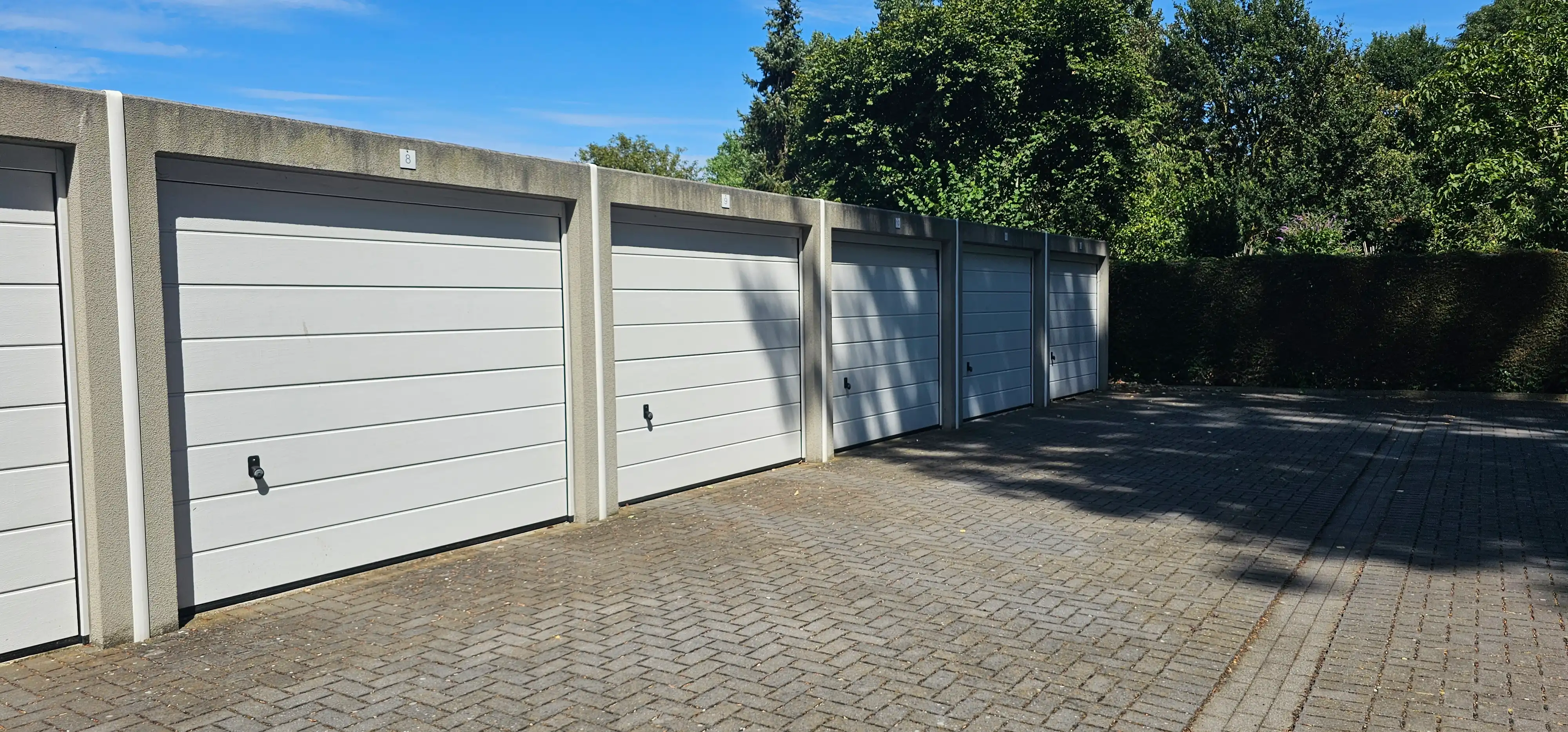 9 verhuurde garages en 3 autostaanplaatsen foto 3