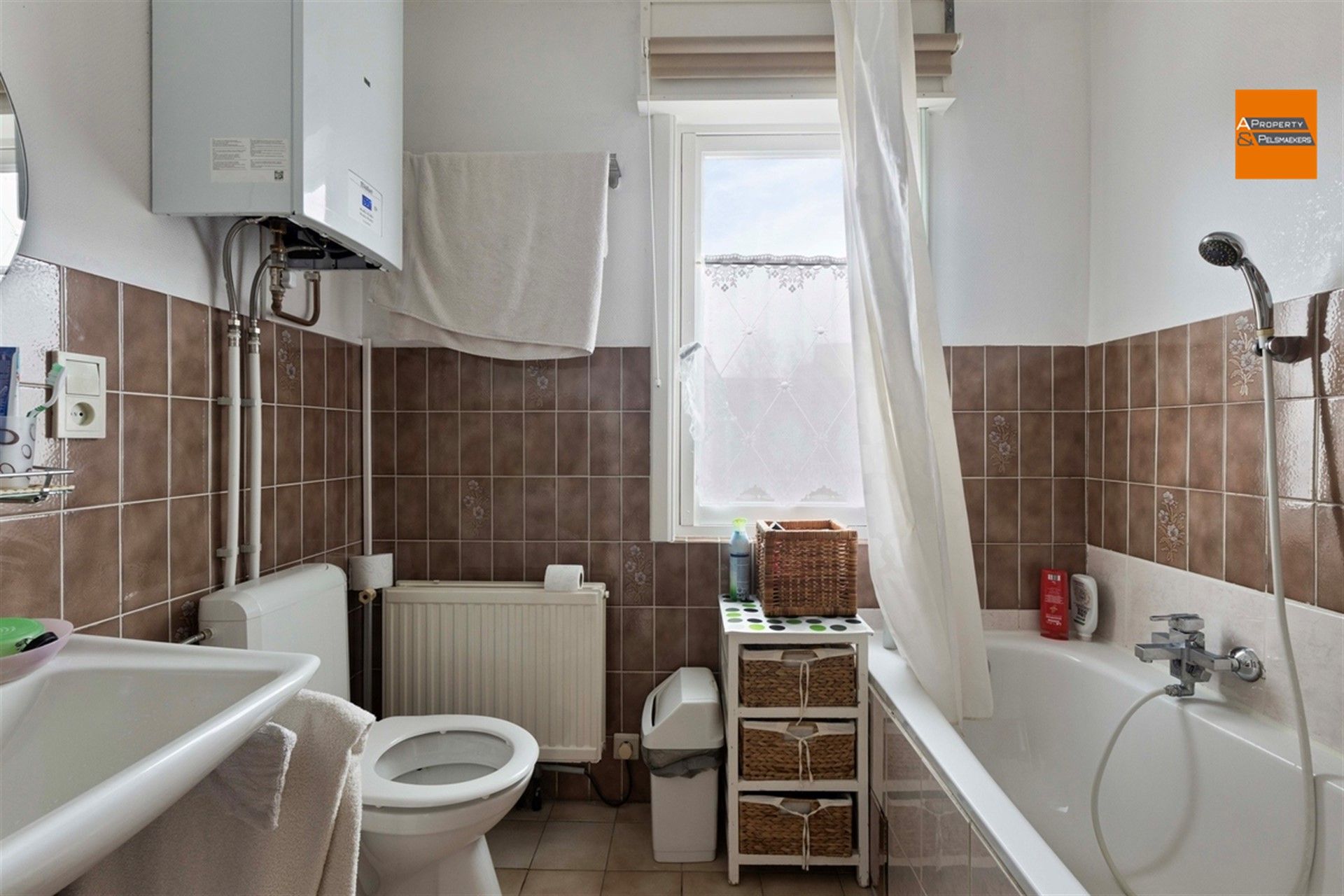 BOD AANVAARD Te renoveren woning met 3 slaapkamers, garage en tuin foto 17