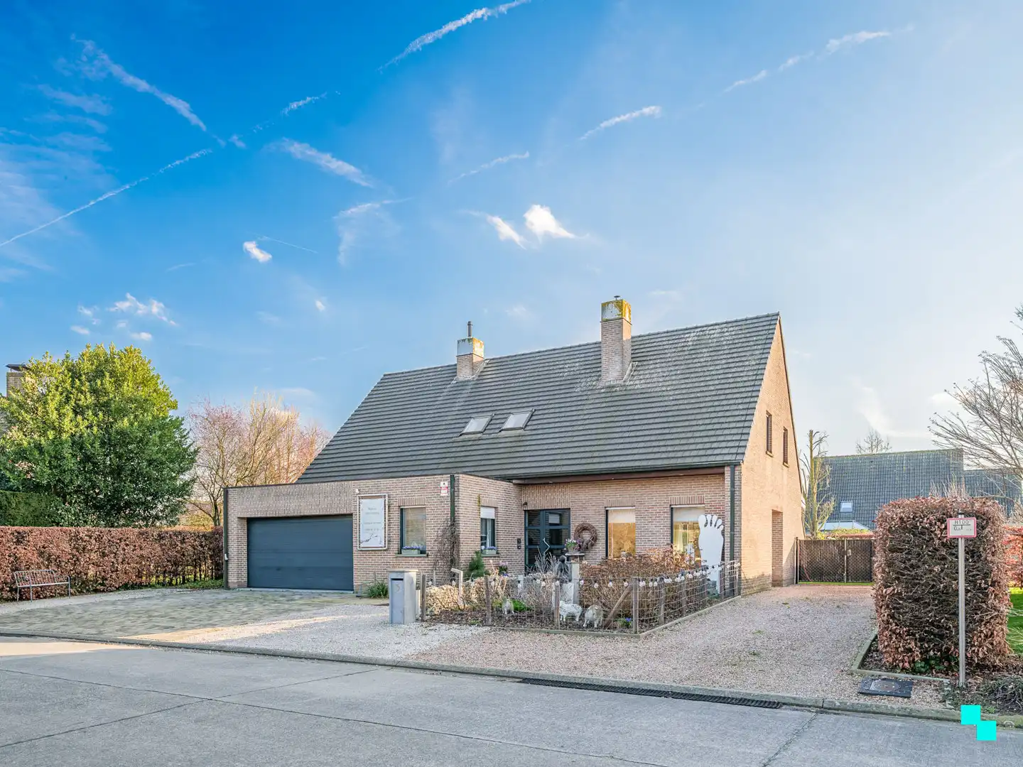 Villa met zonnige tuin en vier slaapkamers te Oostakker foto {{pictureIndex}}