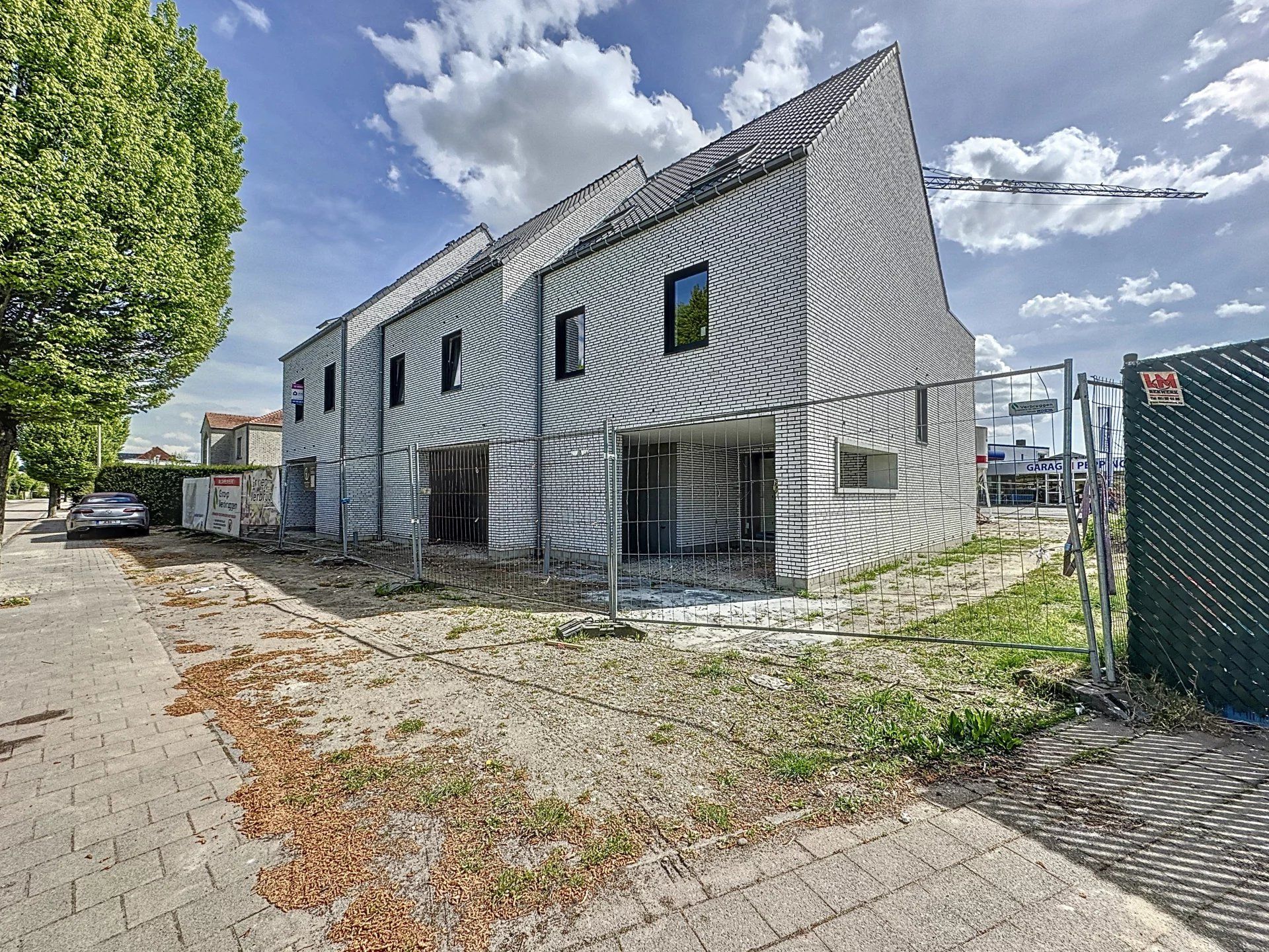 3 geschakelde woningen met tuin. Luxe afwerking! foto {{pictureIndex}}