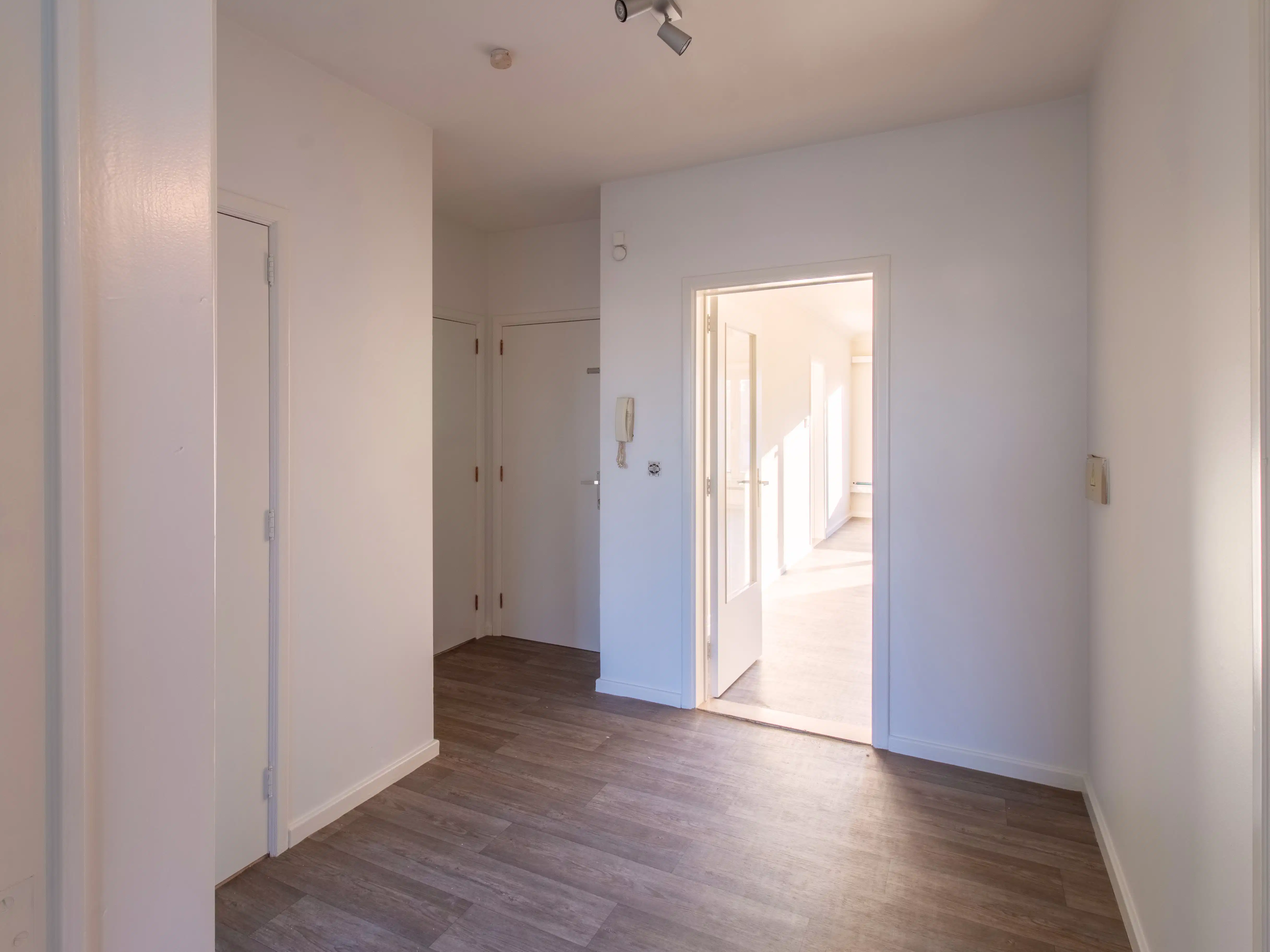 Ruim 2 slaapkamer appartement met garage en zicht op water foto 7