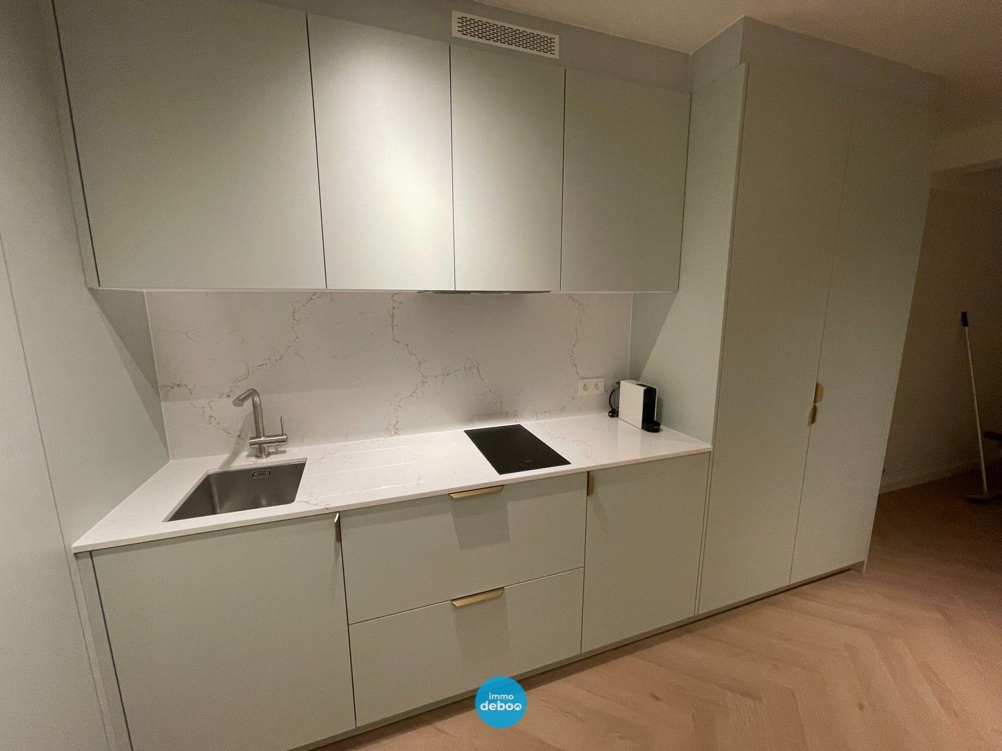 Ruime gerenoveerde studio met zonneterras op de zeedijk van Oostende foto 15