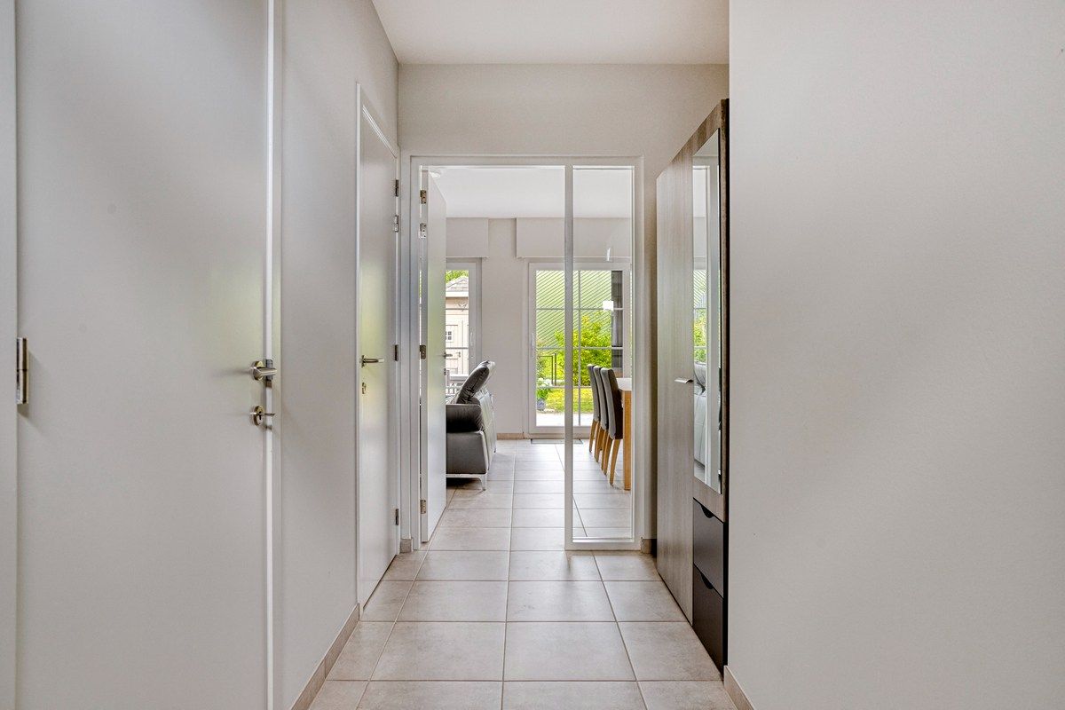 Recente halfopen woning met 4 slaapkamers en garage! foto 4