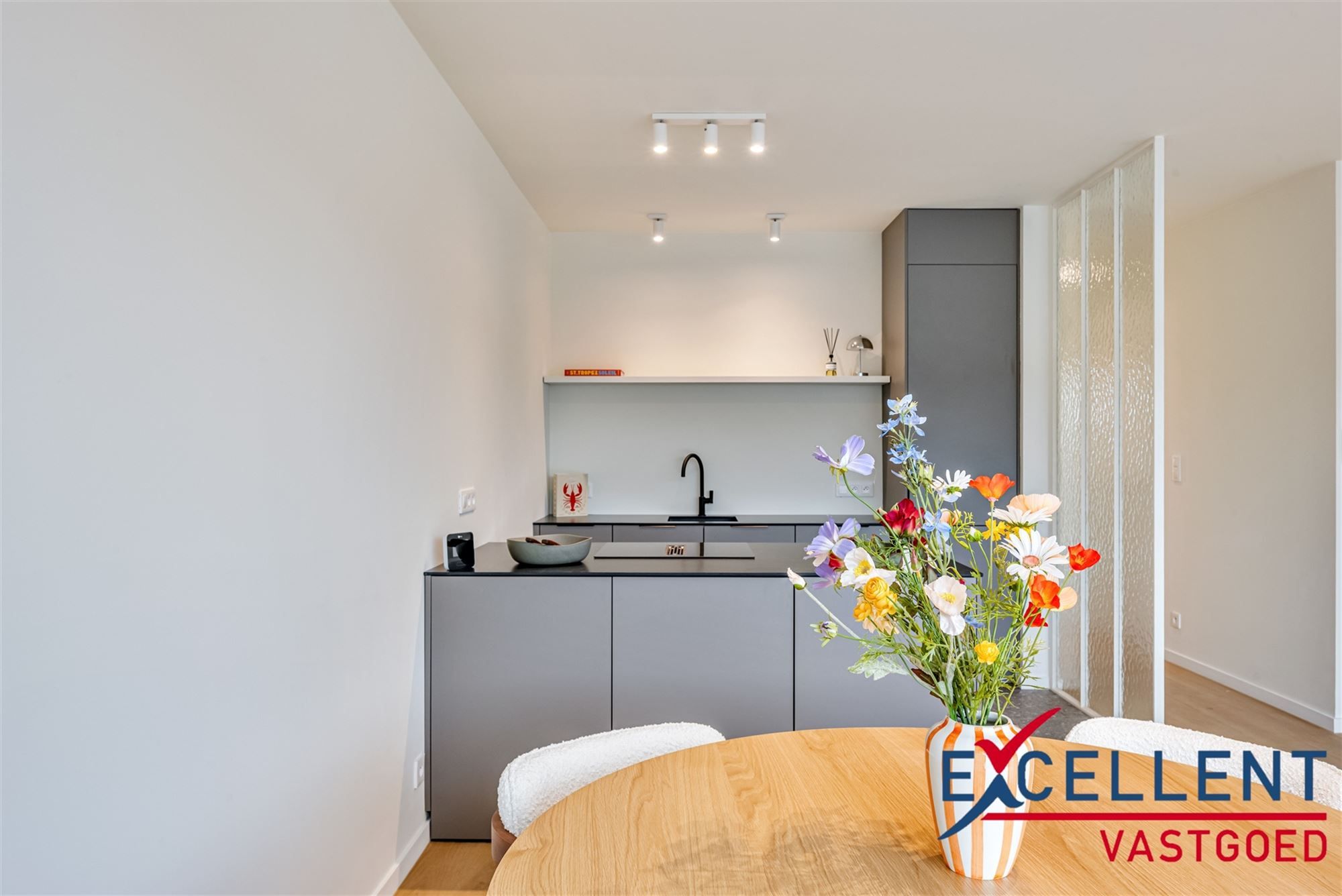 Stijlvol 2-slaapkamer appartement centrum  Deinze foto 4