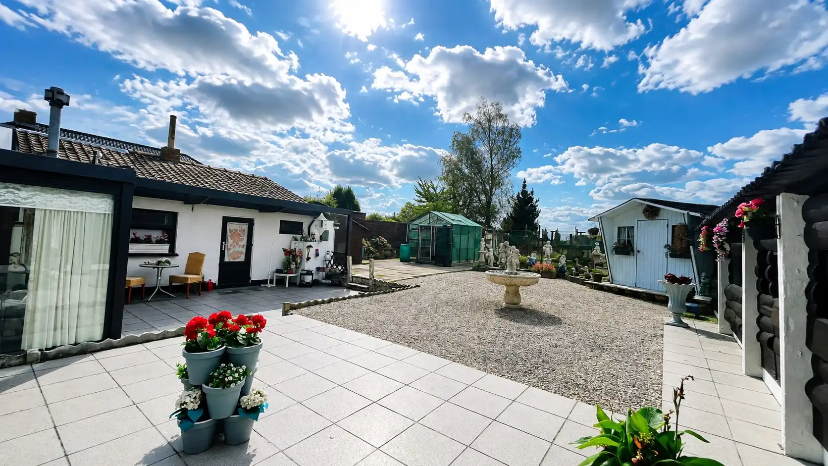 Ruime halfopen woning op een perceel van maar liefst 771 m² incl. de bouwgrond foto 4