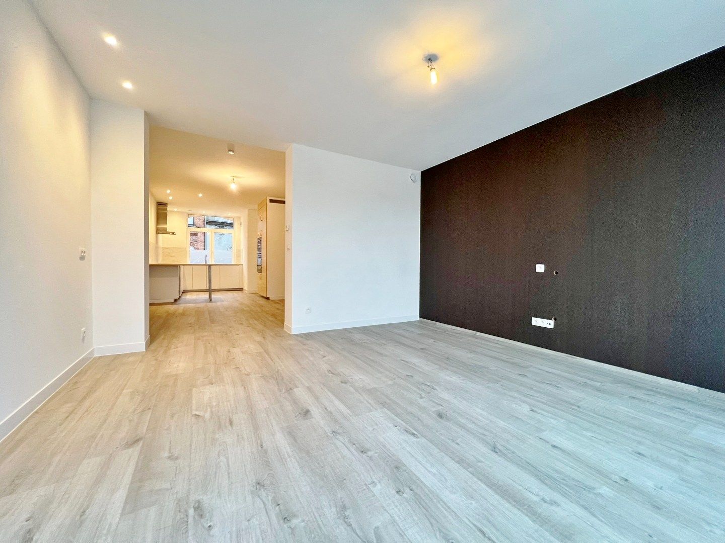 Vernieuwde energiezuinige rijwoning met zonnige stadstuin op centrale ligging.  foto 5