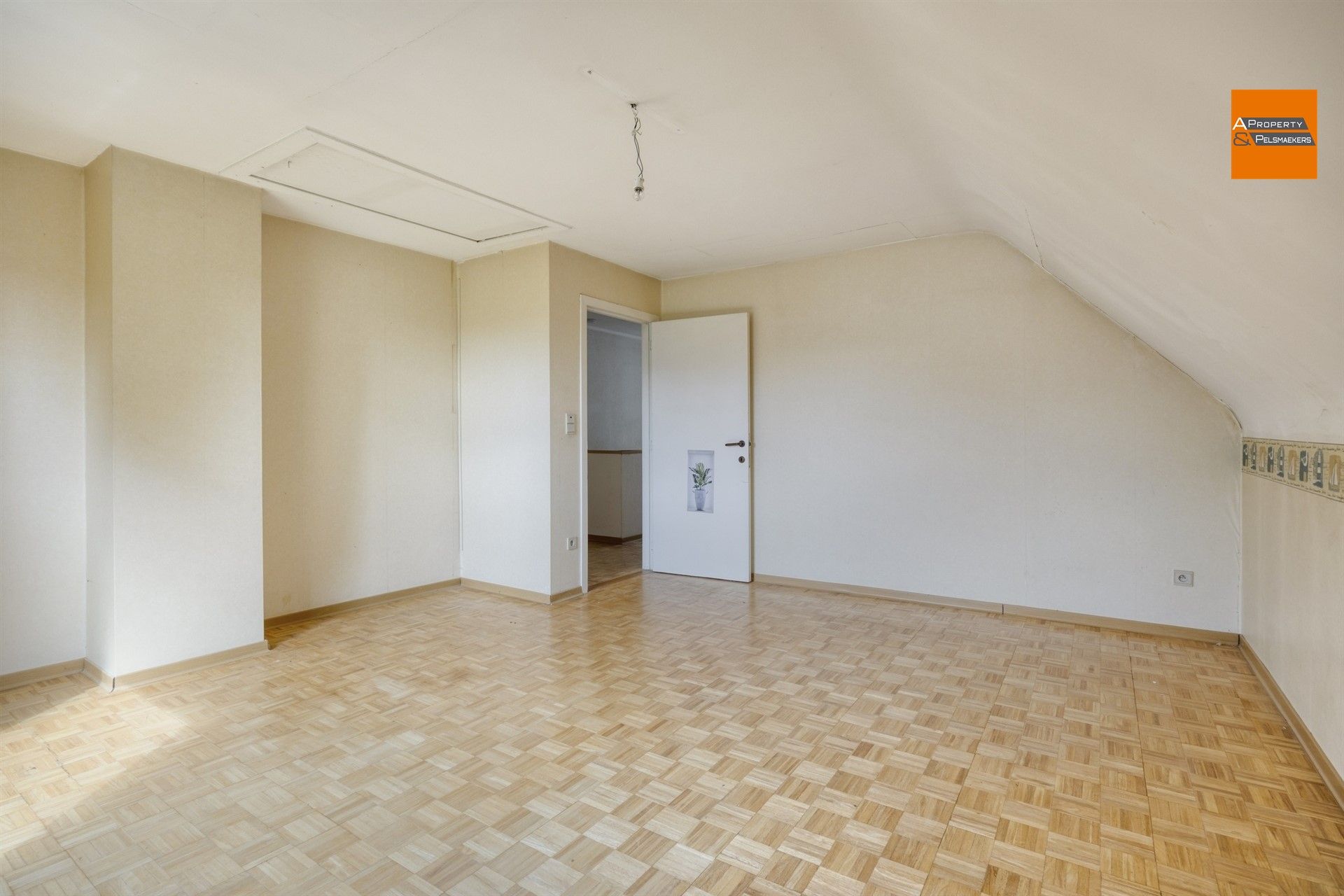 Ruime villa  met 5 slpk, garage en grote tuin foto 24