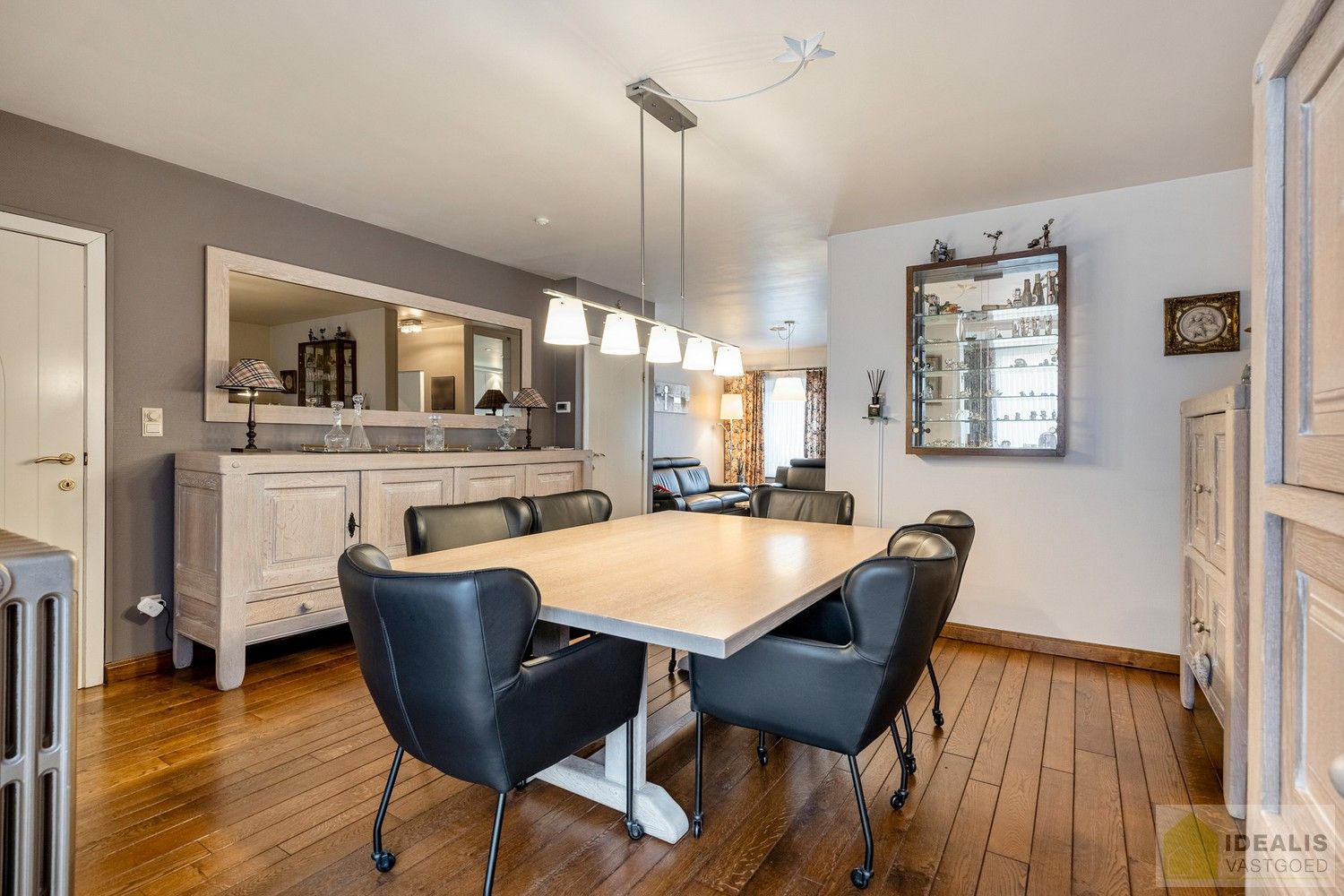 IDEALIS VASTGOED - Aangenaam instapklaar duplexappartement met winkelruimte/werkatelier te Opitter, Bree. Dit ruime duplexappartement omvat +-140 m² netto bewoonbare oppervlakte. Dit multifunctionele pand biedt tal van mogelijkheden dankzij de winkelruimte/het werkatelier van maar liefst +-200m² die vroeger dienst deed als slagerij. Uiterst geschikt voor kandidaten op zoek naar een instapklare woonruimte mét handelsruimte op een gunstige locatie midden in hartje Opitter, Bree! Mogelijkheid wijziging tot ééngezinswoning mits het verkrijgen van een omgevingsvergunning. foto 6