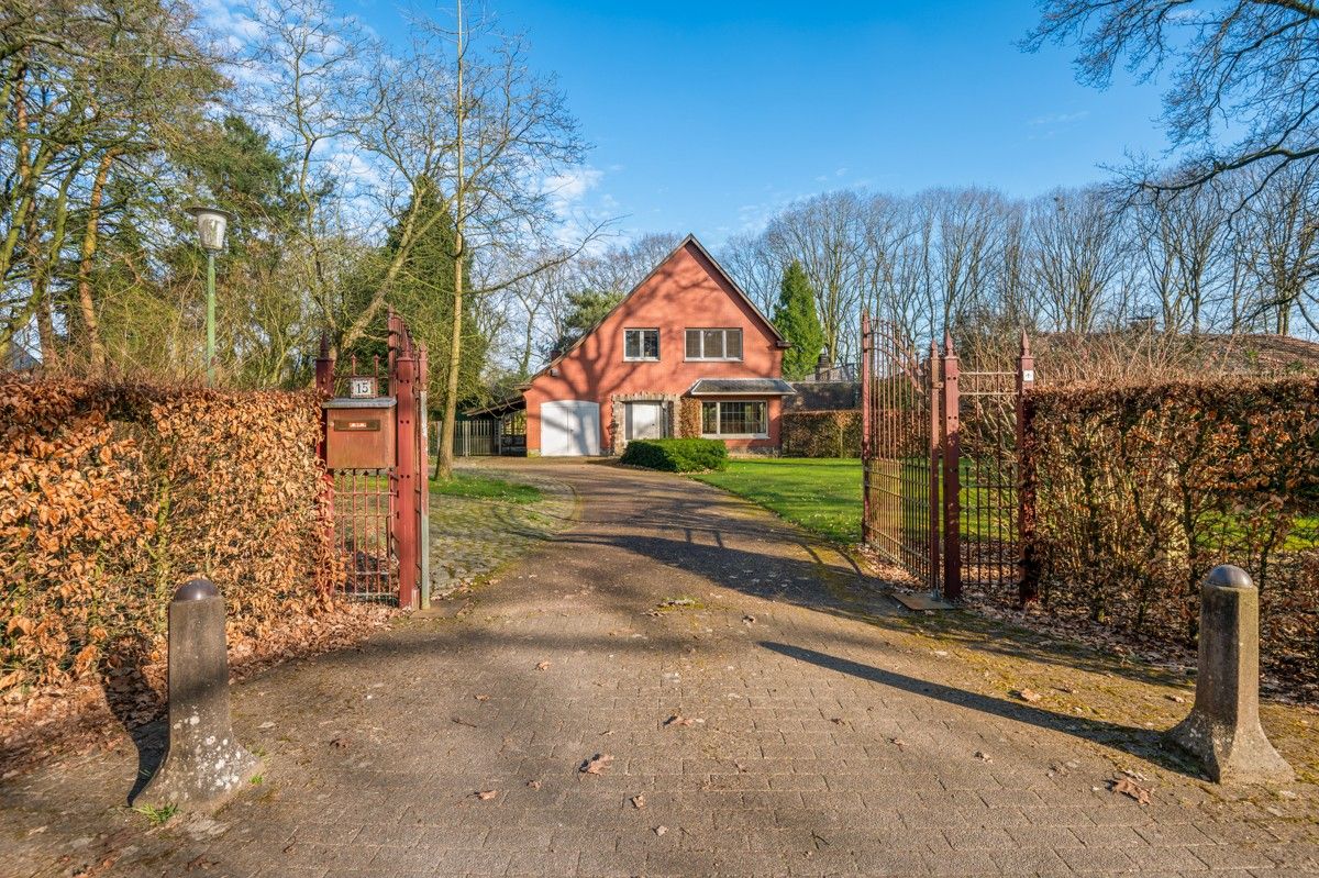 Hoofdfoto van de publicatie: Charmant te renoveren woning op 2192m² aan de voet van het Zoerselbos.