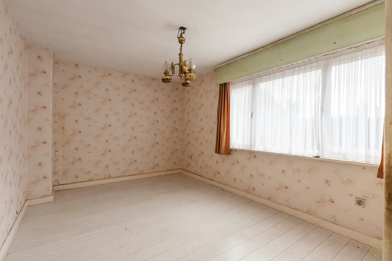 Ruime gezinswoning te koop in Eeklo met 3 slaapkamers met een ruime loods achteraan, die perfect voor een combinatie van comfortabel wonen en werken kan zijn. foto 17