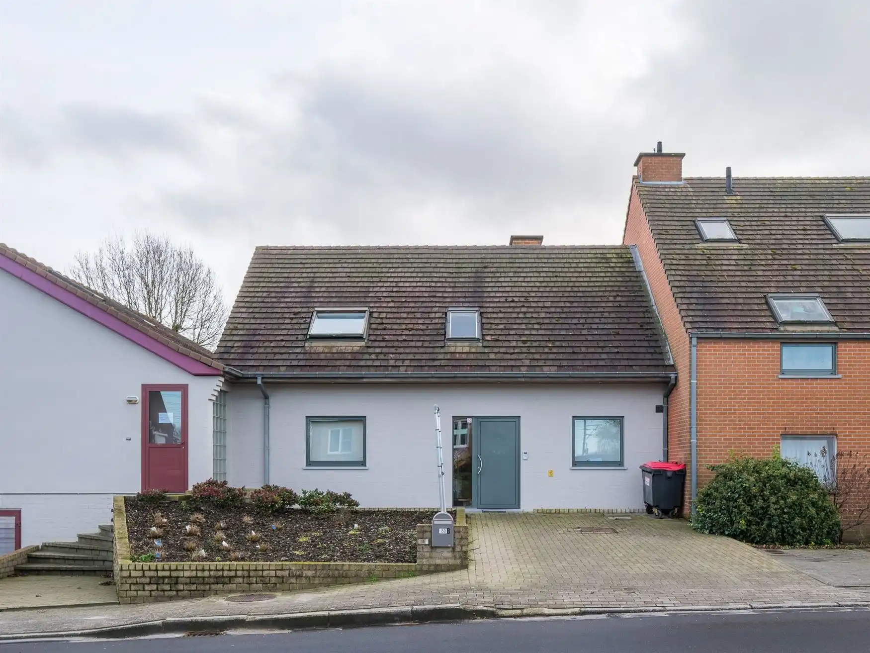 Ruime woning met zuidgerichte tuin en open zicht. foto {{pictureIndex}}