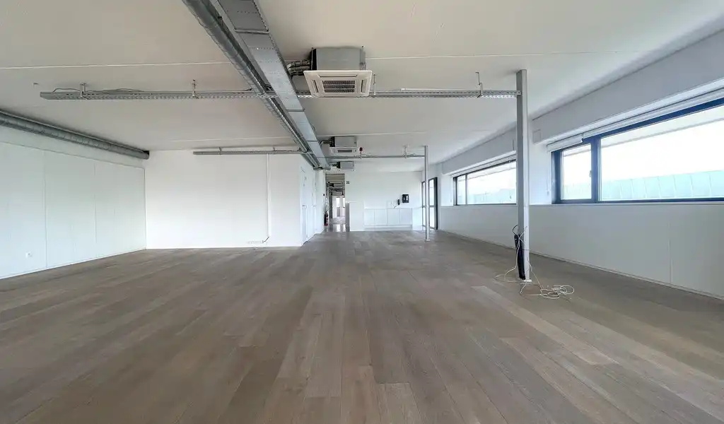 Modern afgewerkte kantoorruimte te huur in Burcht foto 16