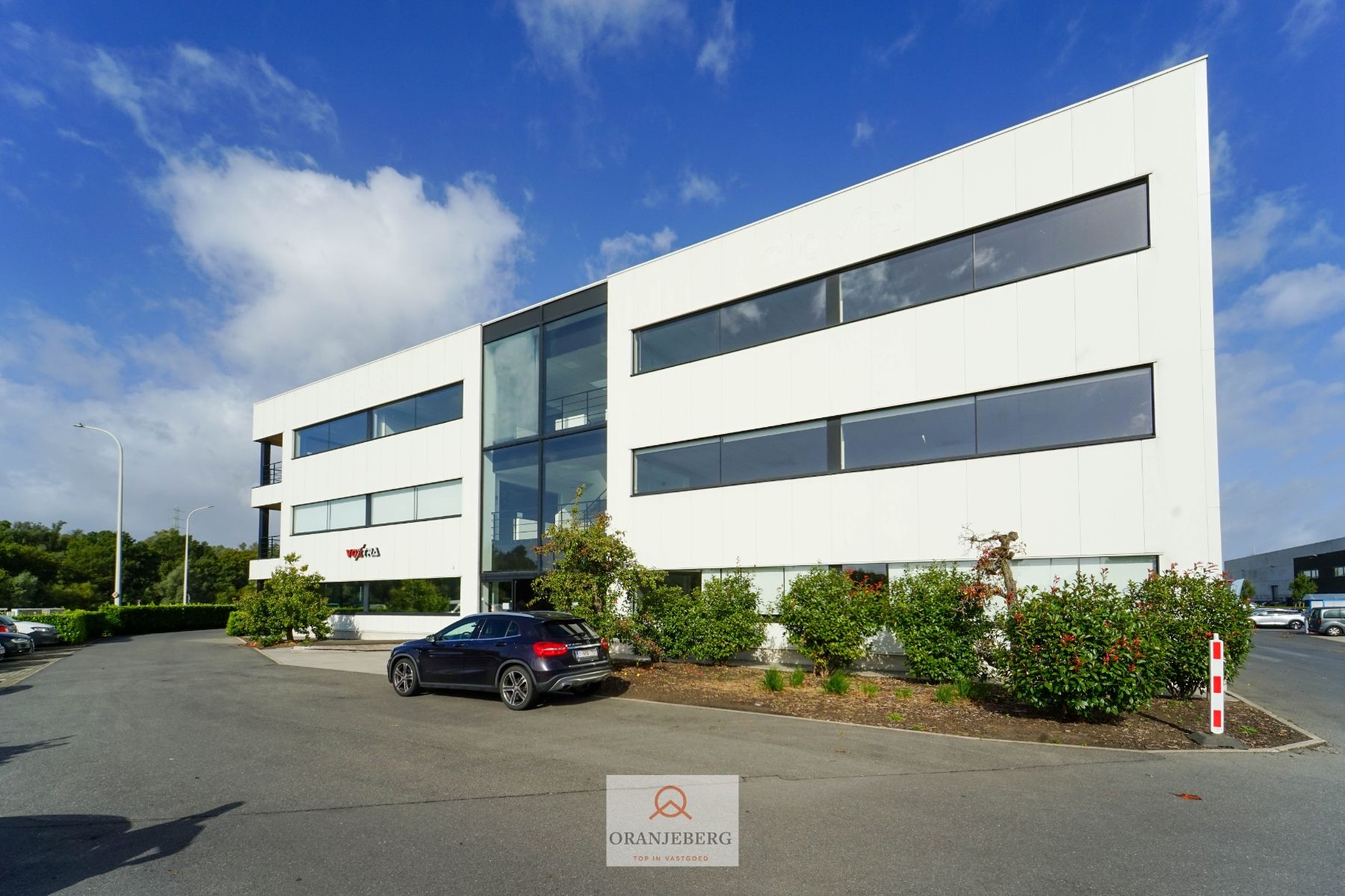 4 ruime en moderne kantoorruimtes te HUUR in EVERGEM foto {{pictureIndex}}