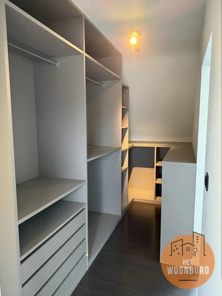 Woning halfopen bebouwing met garage, ruime kelder en tuin foto 11