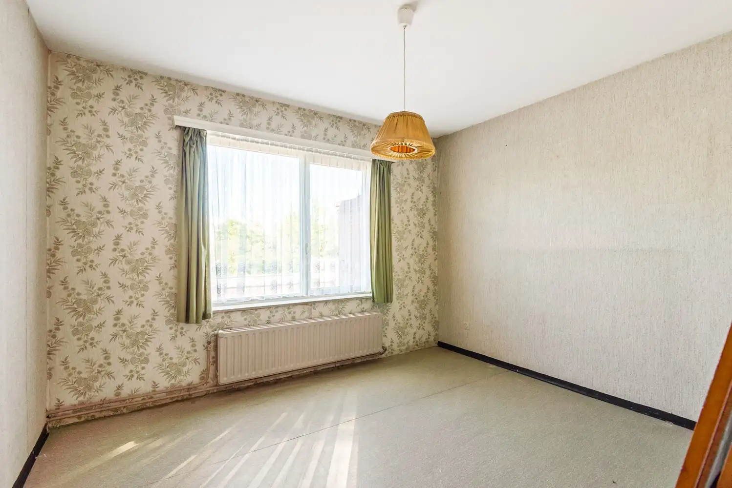 Ruime te renoveren woning met achterliggend weiland (4042m²) te Oelegem! foto 12