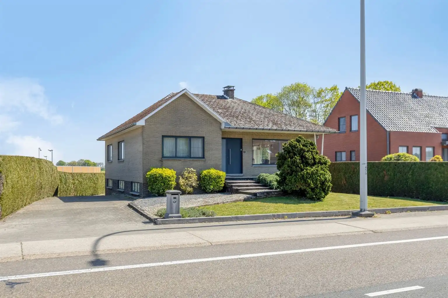 Hoofdfoto van de publicatie: Karaktervolle, vrijstaande woning met 3 slaapkamers en inpandige garage op een prachtig perceel van 12a36ca te Maaseik