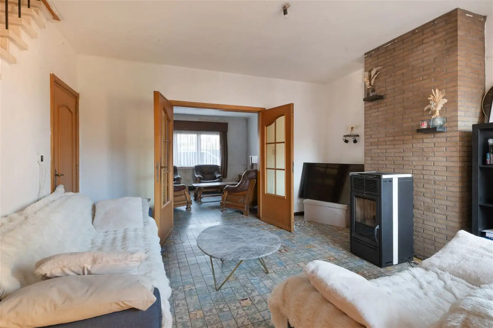 Deels te renoveren gezinswoning met garage en tuin foto 4