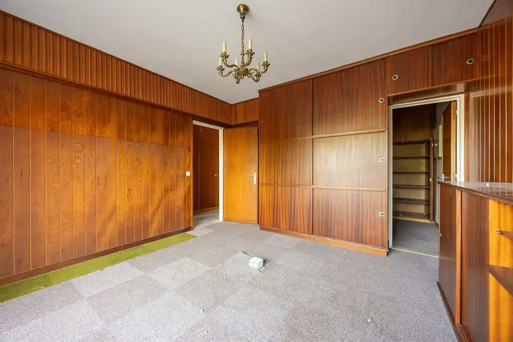 te renoveren appartement met twee slaapkamers foto 11