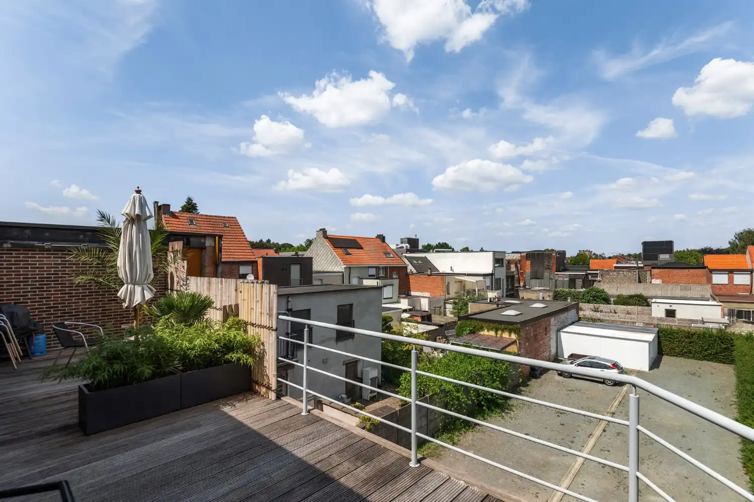 ZEER RUIM APP. MET 4 SLK, 2 BADK., RIANT TERRAS EN PARKING! foto 6