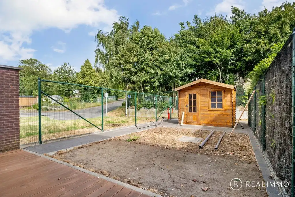 Recente halfopen bebouwing (2017) met tuin, terras en uitweg in rustige wijk foto 14