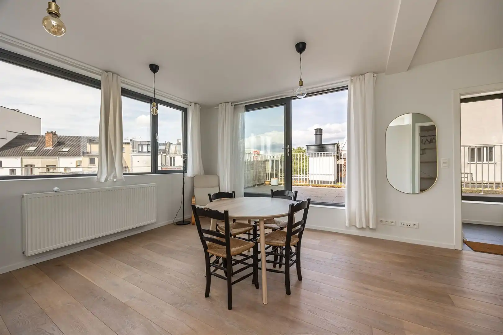 TOPLIGGING in het hart van de stad!! Studio-appartement mét terras! foto 5