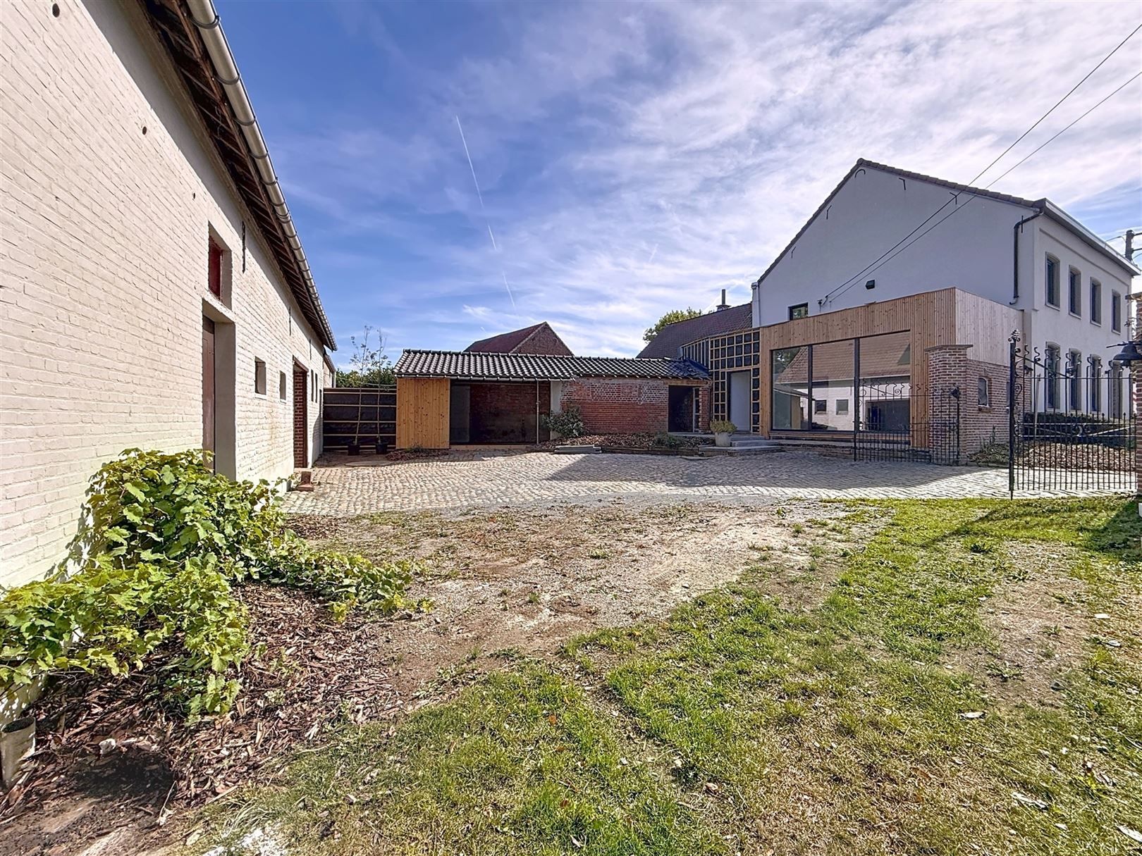 Energiezuinige, volledig gerenoveerde hoeve met bijgebouwen, 7a 83ca foto 37