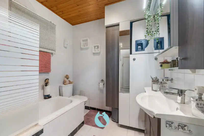 Kleinschalig hoekgebouw met 3 appartementen en 3 garages foto 5