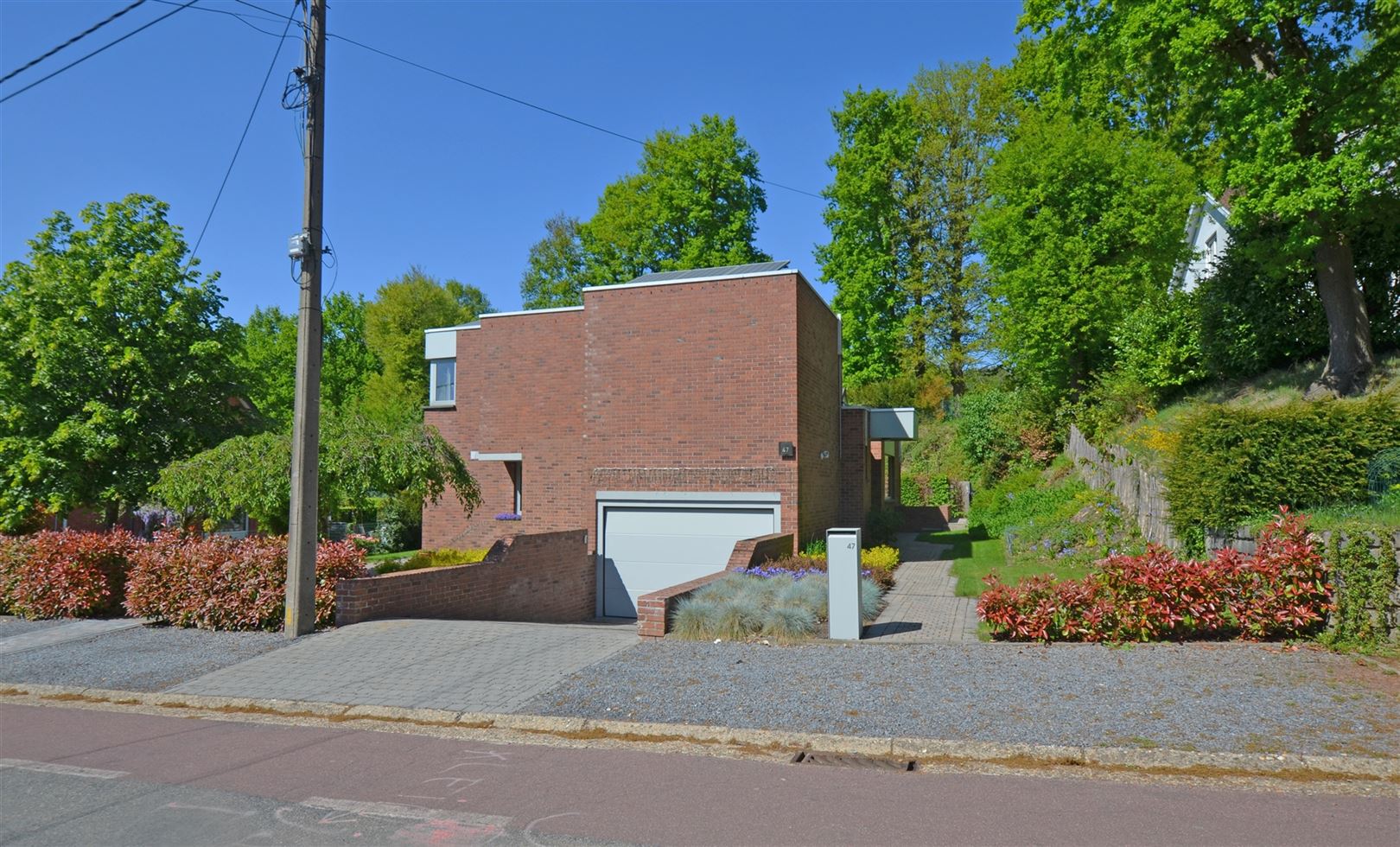 Gerenoveerde gezinswoning met groen zicht foto {{pictureIndex}}