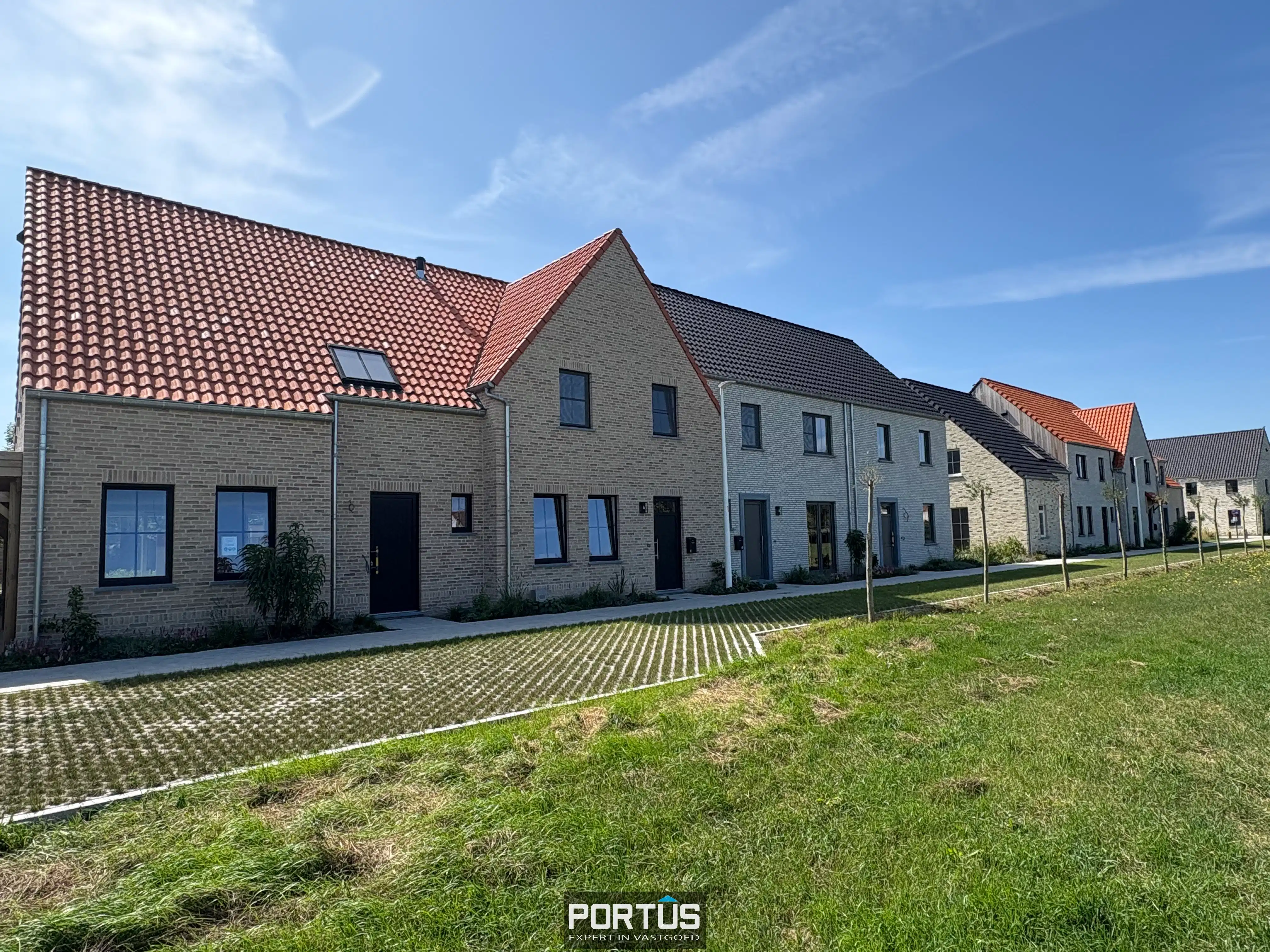 Energiezuinige nieuwbouwwoning met 3 slaapkamers en carport te koop  foto {{pictureIndex}}