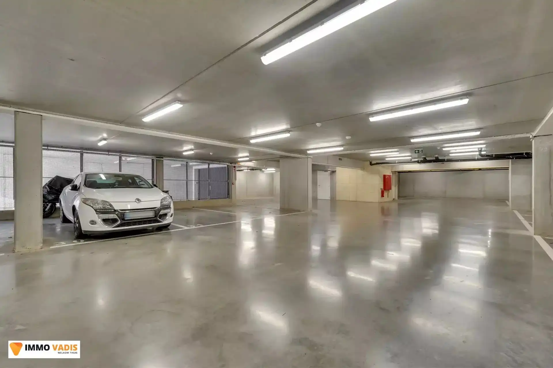 Ondergrondse autostaanplaats foto {{pictureIndex}}