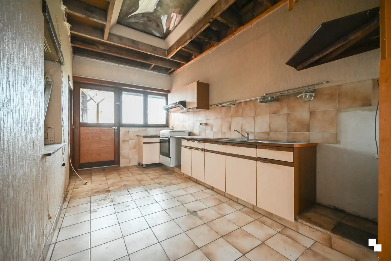 Karaktervolle woning met ruime tuin en dubbele garage te Ingelmunster foto 12