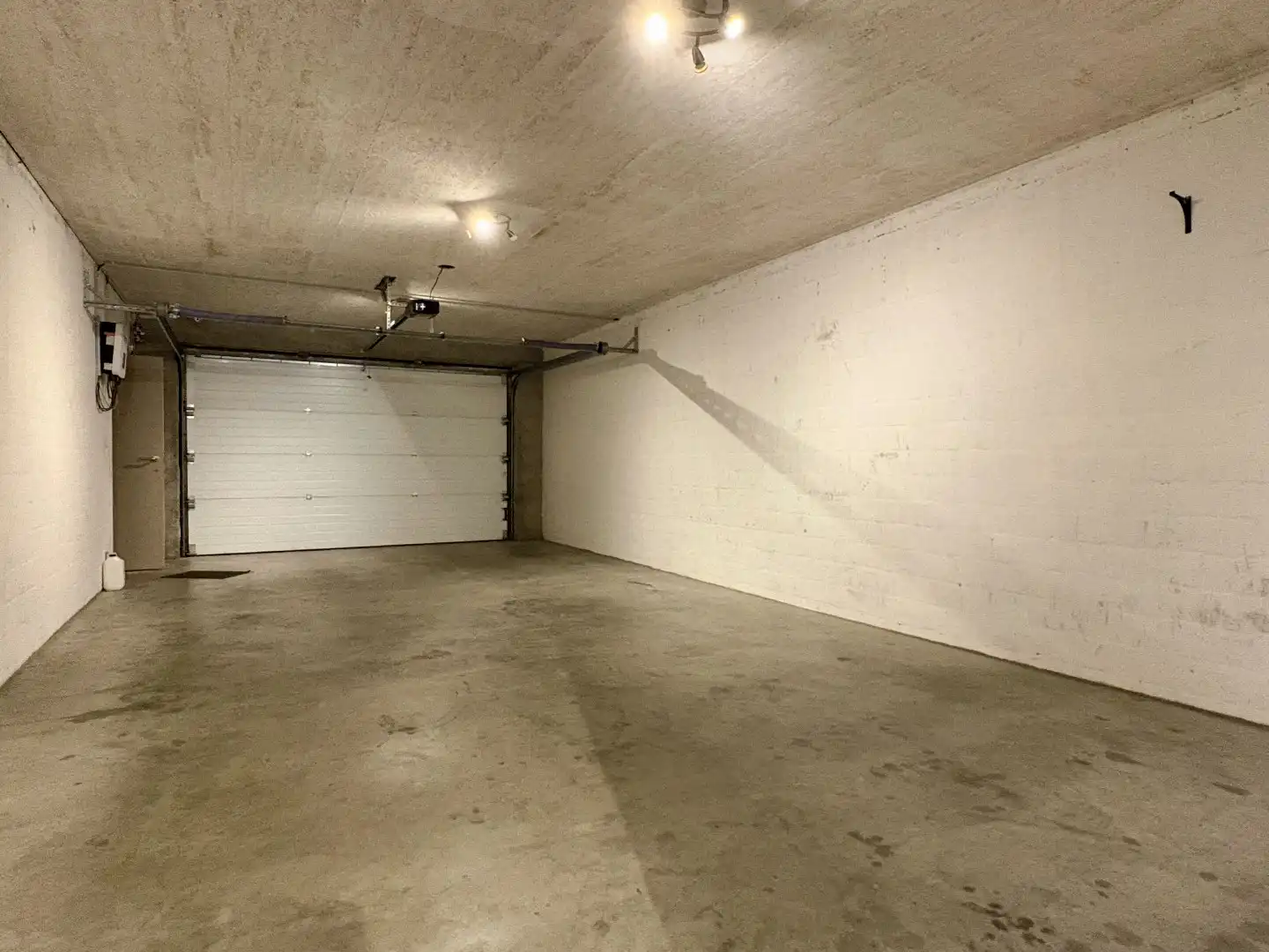 Totaal gerenoveerde woning met 305 m² bew. Opp., 4slks + gelijkvloerse kamer. foto 8