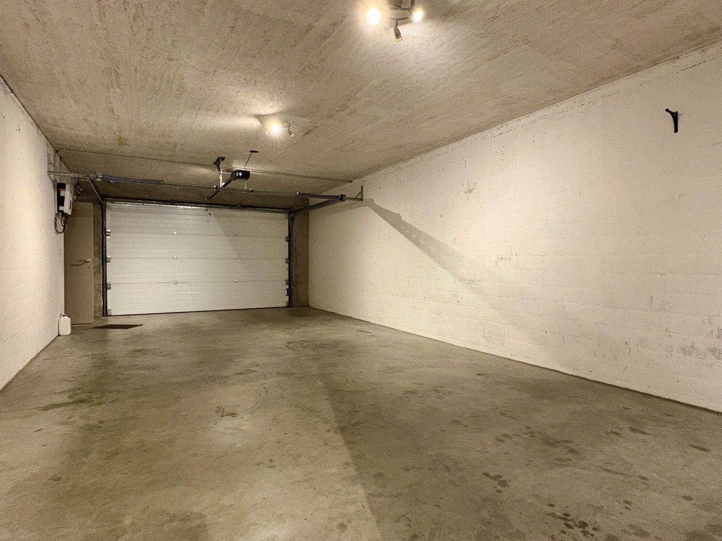 Totaal gerenoveerde woning met 305 m² bew. Opp., 4slks + gelijkvloerse kamer. foto 8