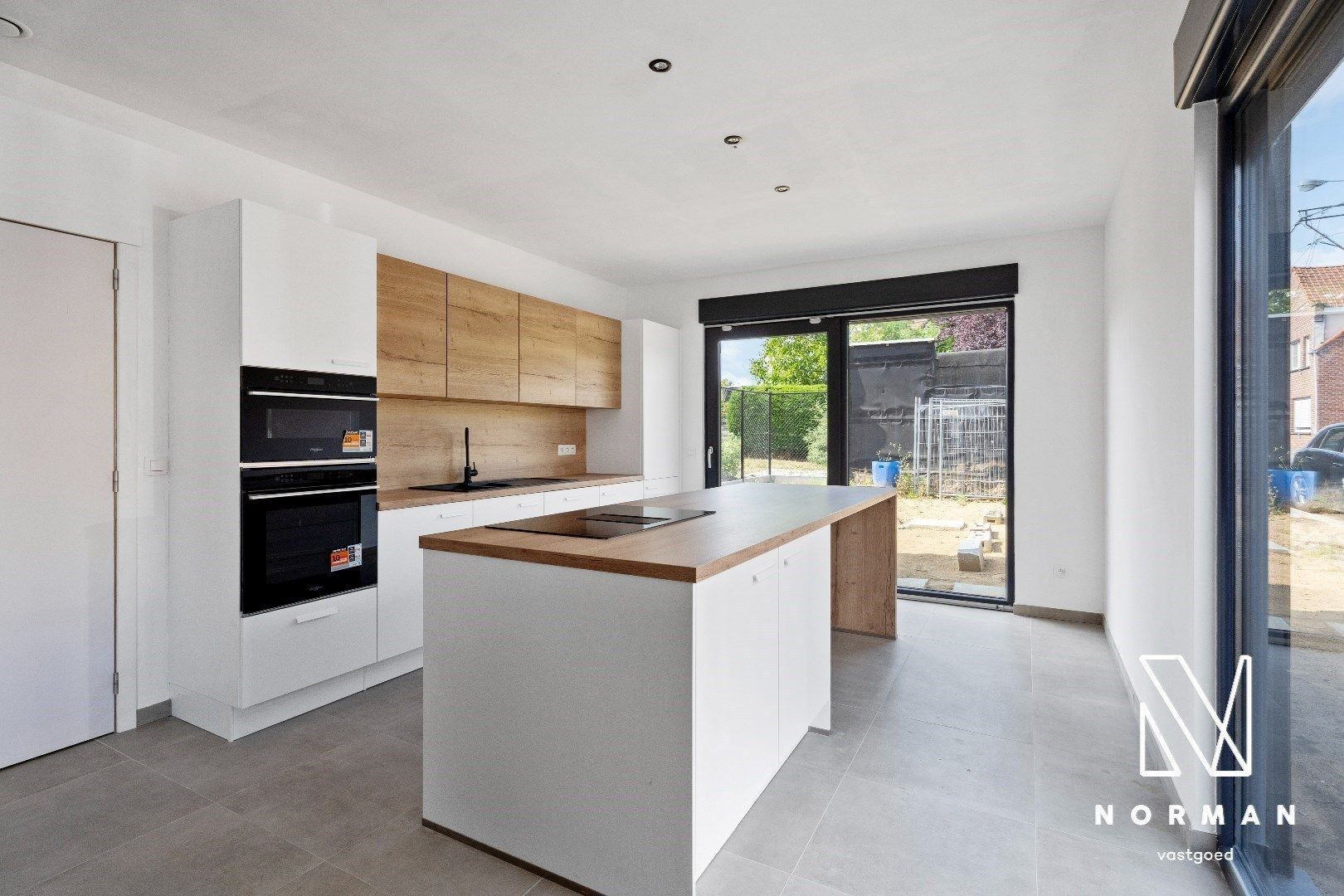 Volledig gerenoveerde woning met 3 slpk, 2 bdk & staanplaats foto {{pictureIndex}}