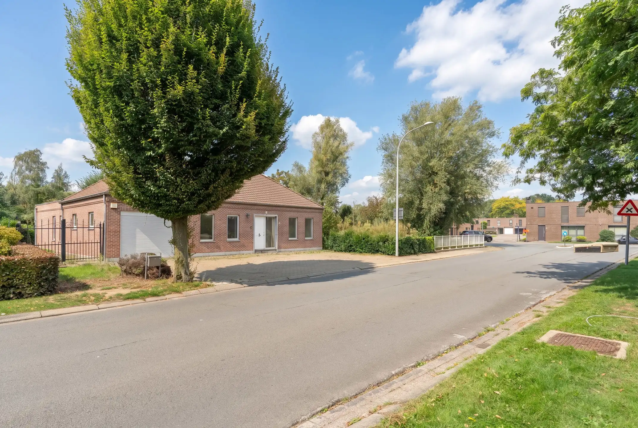 Ruime laagbouw met 3-4 slpk én praktijk en grote garage foto 45