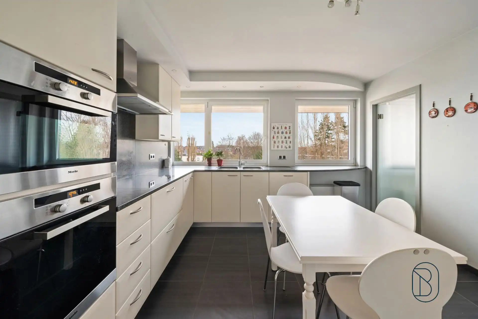 Ruim duplexappartement met 3 slk, terras en garage foto 8