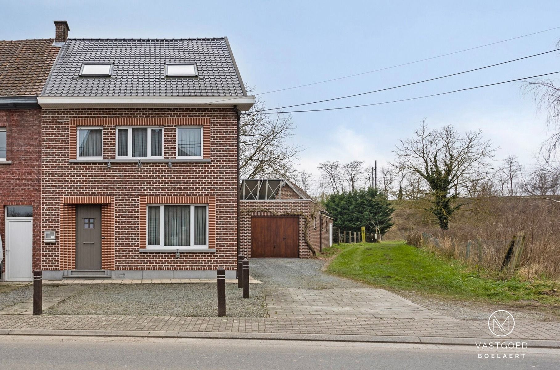 Gezinswoning met grote tuin en garage foto 28