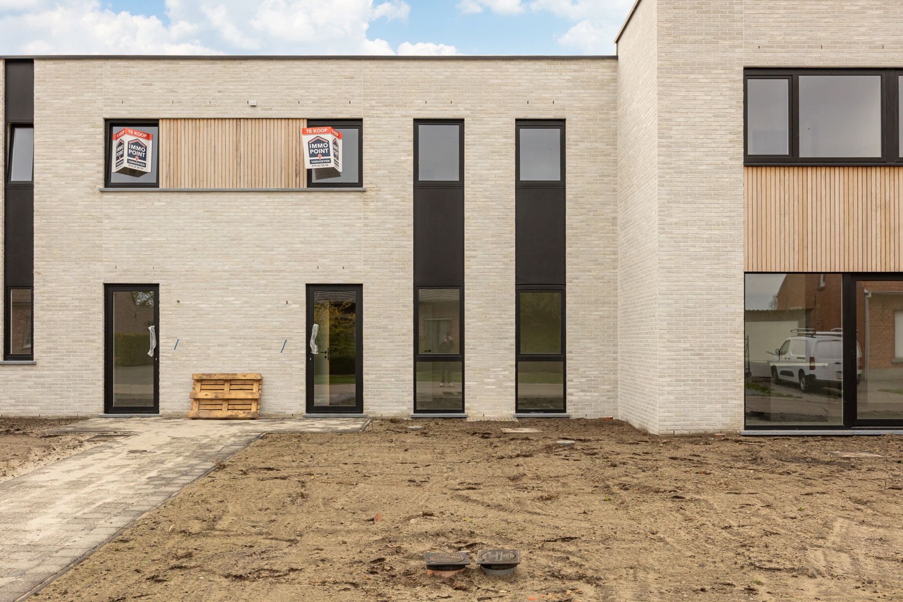 Woning met 4 slaapkamers en fietsenberging/carport op perceel van ca 327m² foto {{pictureIndex}}