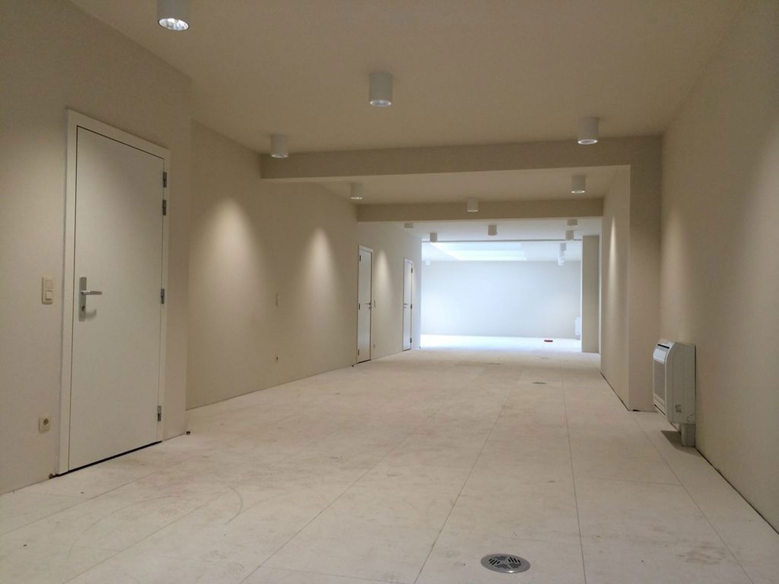 Commerciële Ruimte met Privatieve Kelder en Parking foto 6