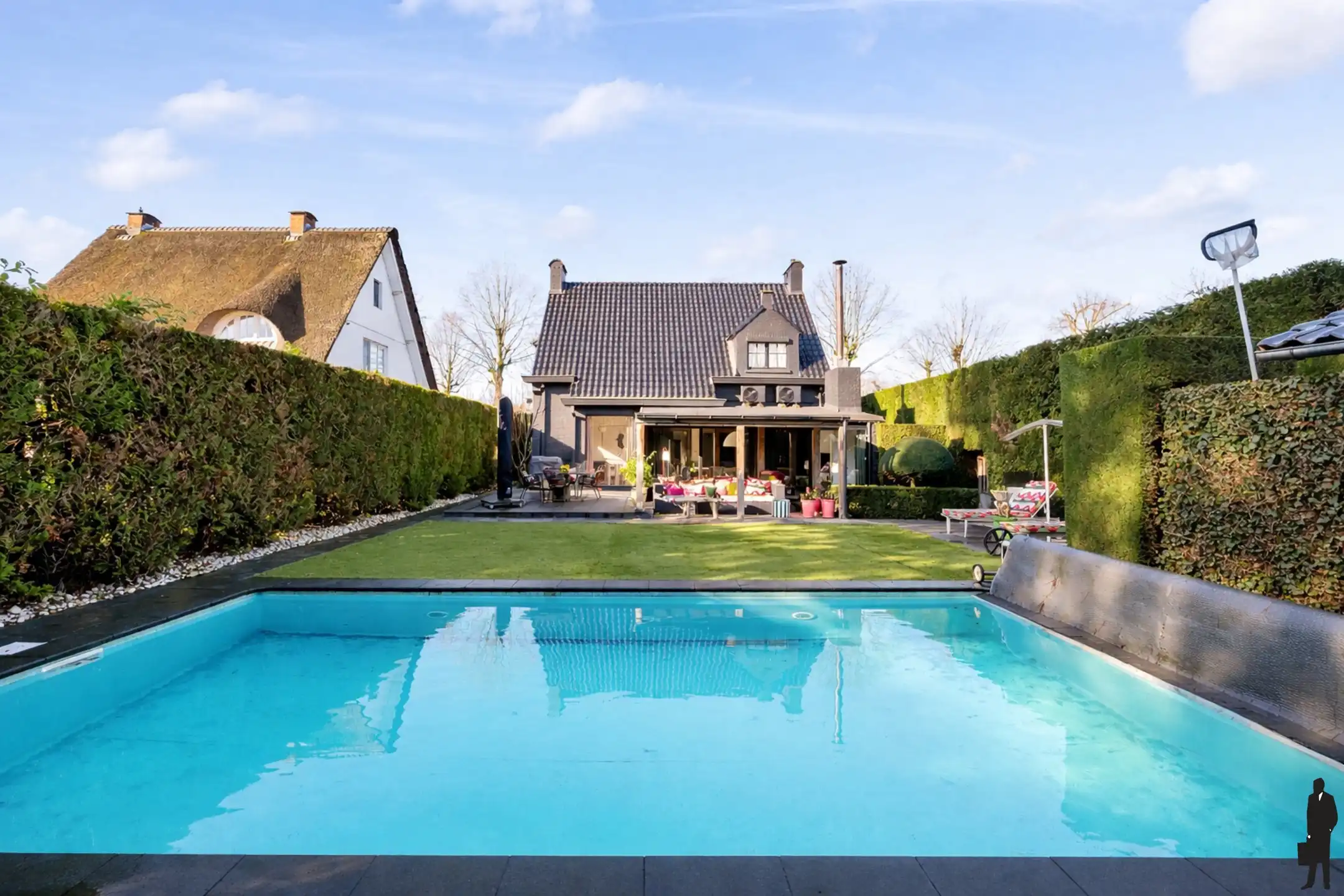 Hoofdfoto van de publicatie: Vrijstaande woning met zwembad in de begeerde St Lucaswijk!