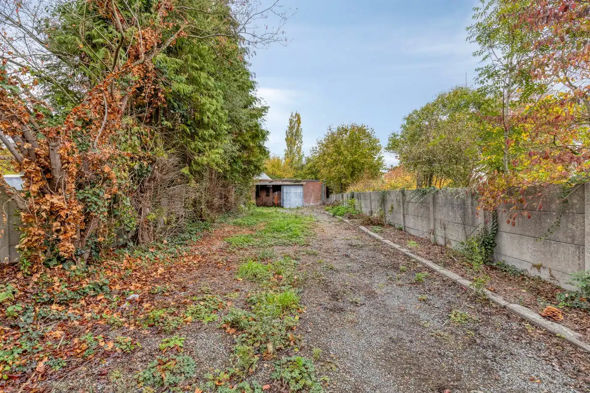 Te renoveren woning met magazijn en tweede oprit! foto 19