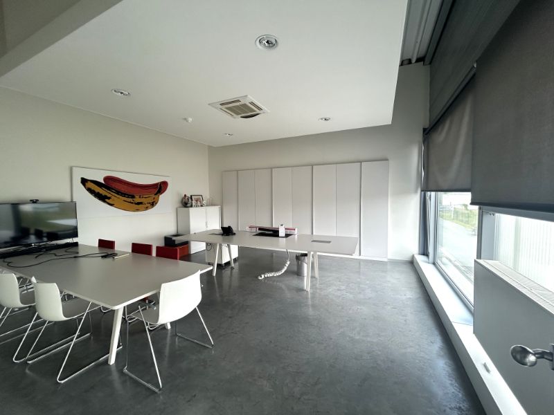 Moderne KMO-unit met 299 m² kantoren en 324 m² magazijn – nabij R4 foto 12